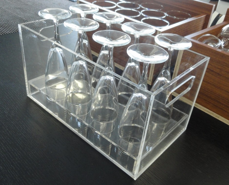 Portable & anti-rattle champagne glass storage