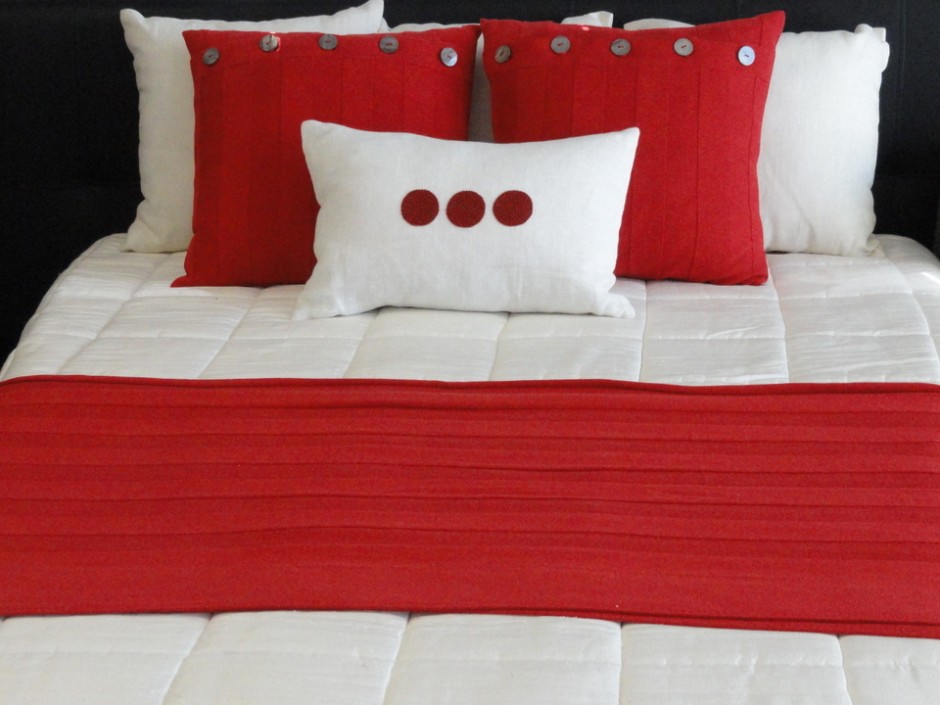 Crisp White & Warm Reds